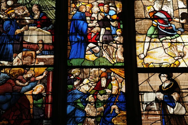 Francia, la iglesia de Montfort l Amaury — Foto de Stock