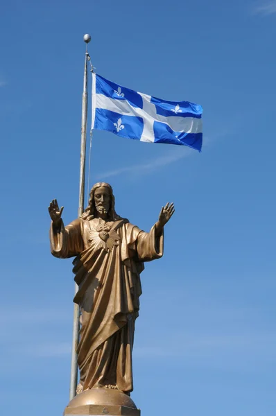 Quebec, una estatua de Jesús en el pueblo de Baie des sables — Foto de Stock