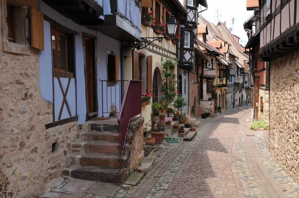 Alsácia, a pitoresca aldeia velha de Eguisheim — Fotografia de Stock