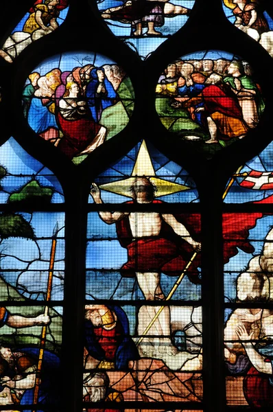 Francia, la chiesa di Montfort l Amaury — Foto Stock