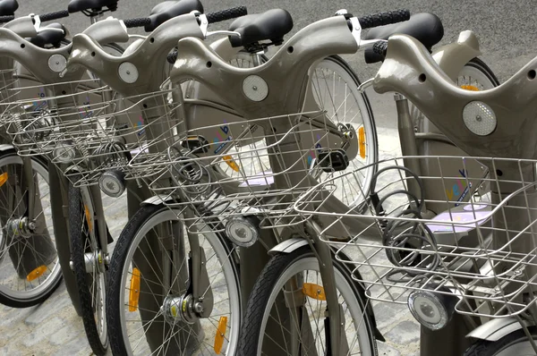 Velib w Paryżu, wypożyczalnia rowerów publicznych — Zdjęcie stockowe