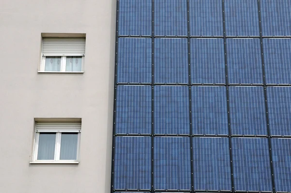 Φωτοβολταϊκά πάνελ σε έναν τοίχο ενός κτιρίου — Φωτογραφία Αρχείου