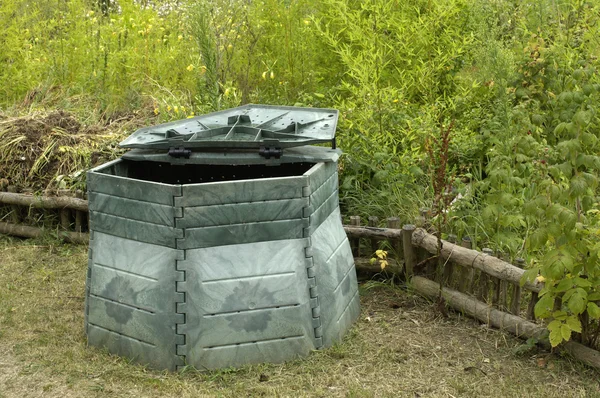 Compost vat in een tuin — Stockfoto