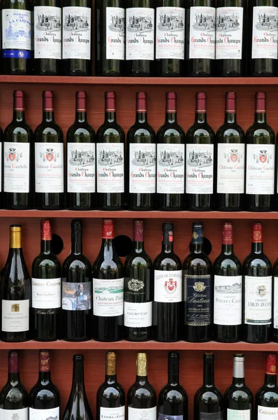 Aquitaine, garrafas de Bordeaux em uma loja — Fotografia de Stock