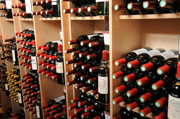 Aquitania, bottiglie di Bordeaux in un negozio — Foto Stock