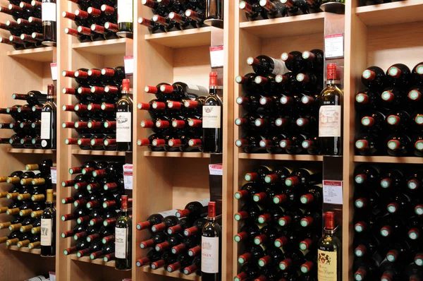 Aquitaine, flessen van bordeaux in een winkel — Stockfoto