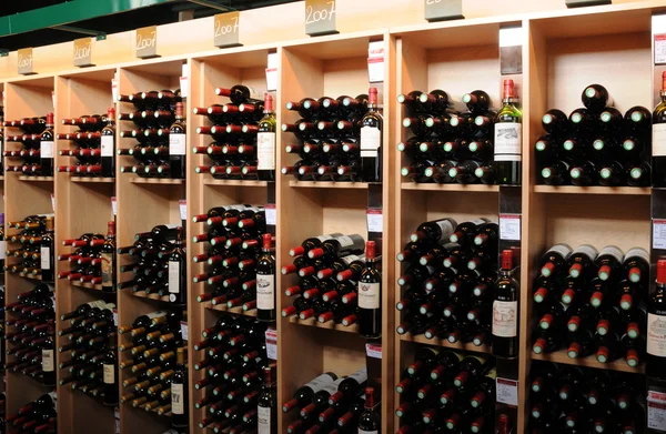 Aquitaine, Flaschen Bordeaux in einem Geschäft — Stockfoto
