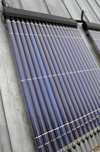 Solpaneler på ett tak i en byggnad — Stockfoto