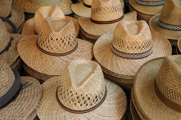 Stall av franska hattar på marknaden — Stockfoto