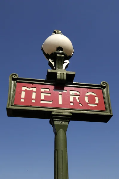 Francia, un viejo signo de metro en París — Foto de Stock