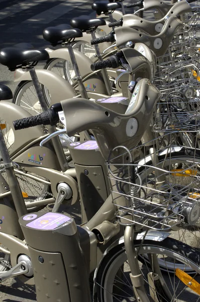 Velib w Paryżu, wypożyczalnia rowerów publicznych — Zdjęcie stockowe