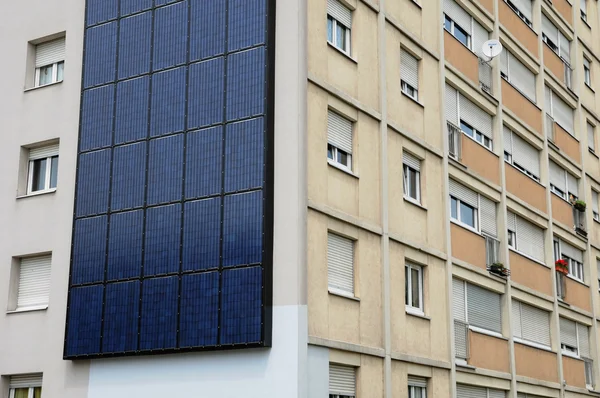 Solceller paneler på en vägg i en byggnad — Stockfoto