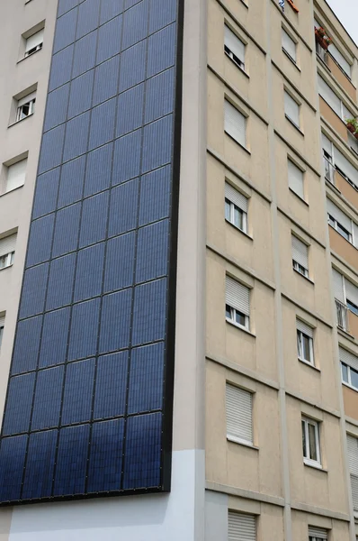 Solceller paneler på en vägg i en byggnad — Stockfoto