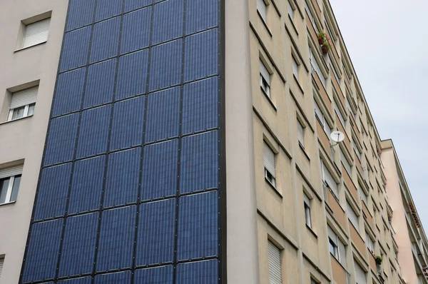 建筑物的墙上的太阳能光伏板 — 图库照片