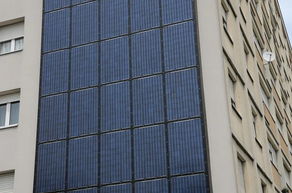 Pannelli fotovoltaici su una parete di un edificio — Foto Stock