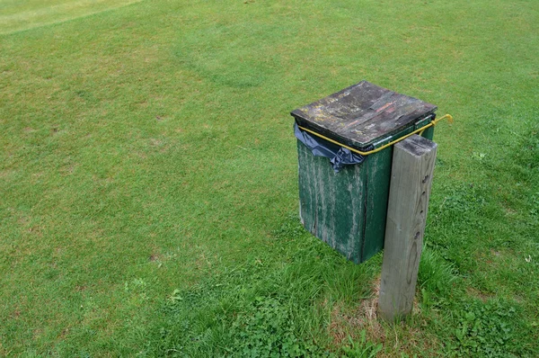 Prullenbak kan in een openbaar park — Stockfoto