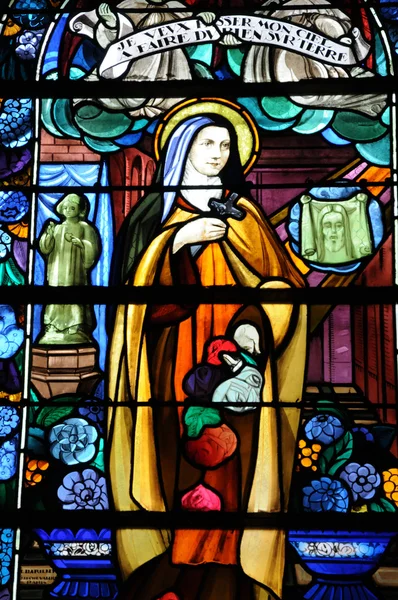 Glassmaleri i Beuvron en Auge kirke i Normandie – stockfoto