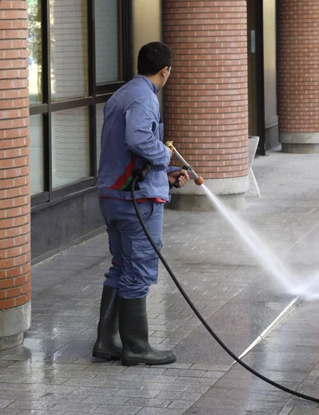 Un uomo sta pulendo con un detergente ad alta pressione — Foto Stock