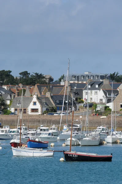 Bretagne, a festői Ploumanach kikötő — Stock Fotó