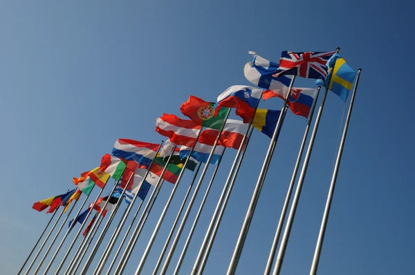अल्सास, स्ट्रासबर्ग की यूरोपीय संसद के सामने झंडे — स्टॉक फ़ोटो, इमेज