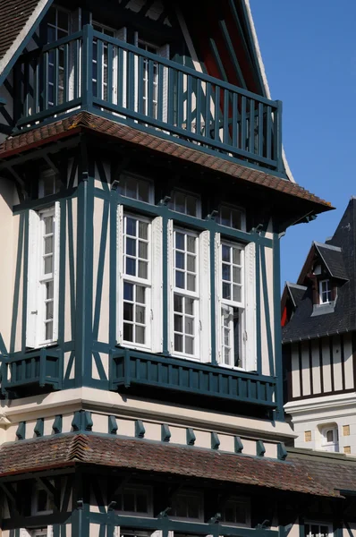 Pittoreska gamla hus i deauville i normandie — Stockfoto