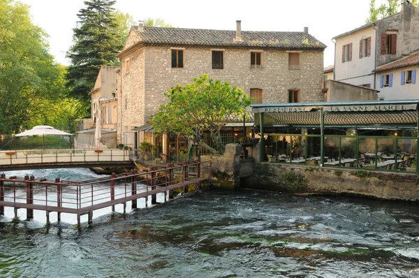 Dorp van fontaine de vaucluse in de provence — Stockfoto