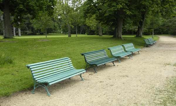 Banco en un jardín — Foto de Stock