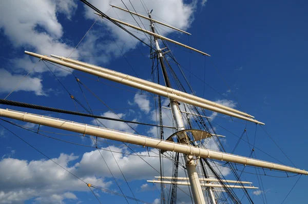 Boom masten boot aan de Baltische Zee in stockholm — Stockfoto
