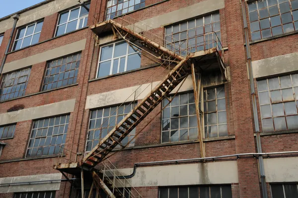 Fasade dari sebuah pabrik tua di Bonnieres — Stok Foto