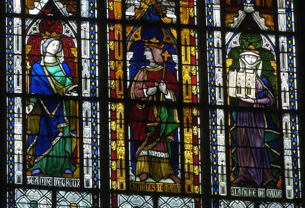 Kirchenfenster in der Stiftskirche von mantes la jolie — Stockfoto