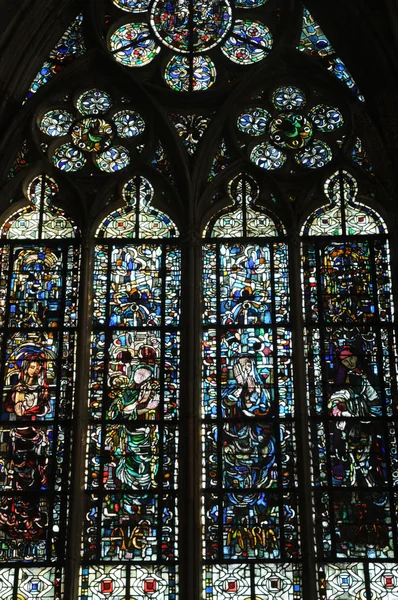 マント ・ ラ ・ ジョリーの参事会教会のステンド グラスの窓 — ストック写真