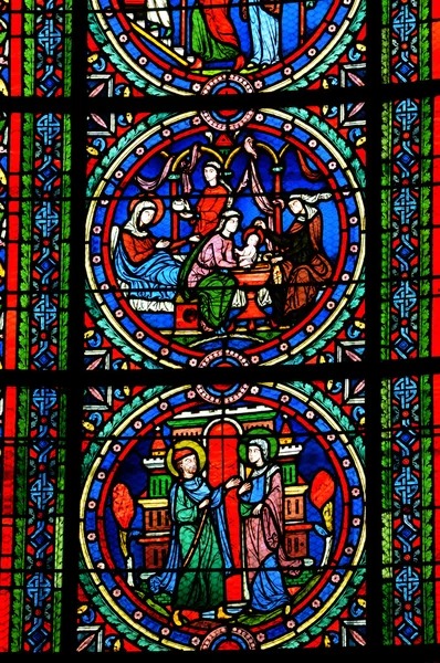 イヴリーヌ県ポワシー僧院教会のステンド グラスの窓 — ストック写真