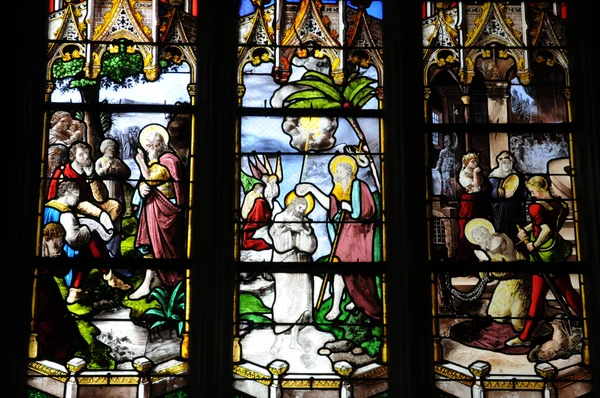 디 베 쉬르 메 르 교회에에서의 스테인드 글라스 창 — 스톡 사진