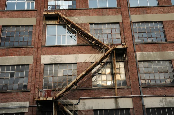 Facade af en gammel fabrik i Bonnieres - Stock-foto