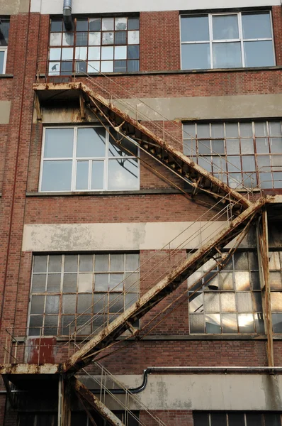 Fasade dari sebuah pabrik tua di Bonnieres — Stok Foto