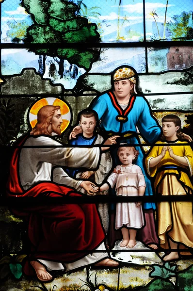 在教会的乌尔加特在诺曼底的彩色玻璃窗口 — 图库照片