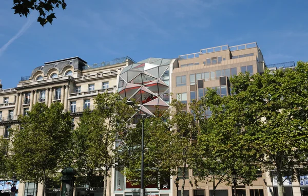 França, edifício antigo em les ChampsElysees — Fotografia de Stock