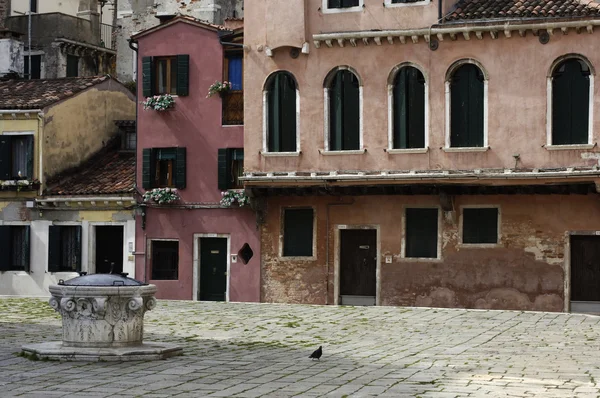 Старый дом и колодец в Венеции — стоковое фото