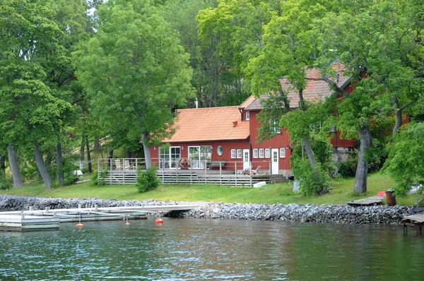 Швеция, живописный дом на маленьком острове недалеко от Стокгольма — стоковое фото