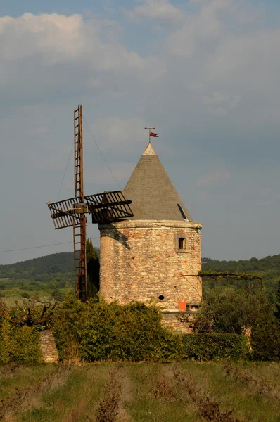 フランスのゴルドの村に風車します。 — ストック写真