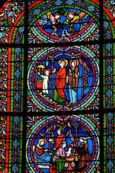 伊夫林省，在 poissy 学院教堂的彩色玻璃窗口 — 图库照片