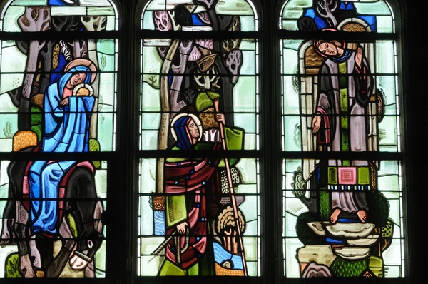 Yvelines, målat glasfönster i poissy collegiate church — Stockfoto
