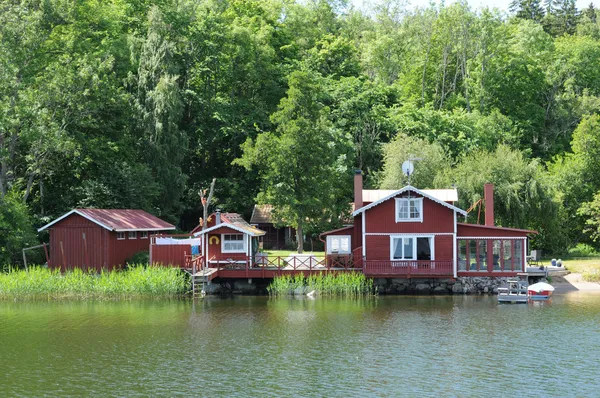 Schweden, malerisches Haus auf einer kleinen Insel in der Nähe von Stockholm — Stockfoto