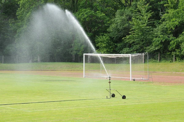 Bewässerung auf einem Fußballplatz — Stockfoto