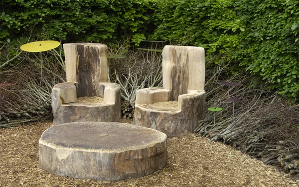 테이블 및 현대 정원의 자 — 스톡 사진