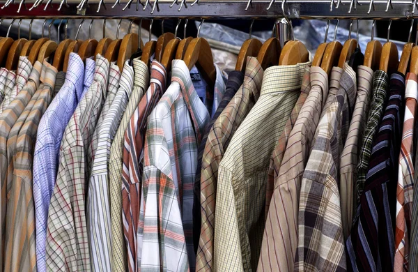 Stall av skjorta i en butik i paris — Stockfoto