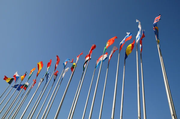 Alsácia, bandeiras em frente ao Parlamento Europeu de Estrasburgo — Fotografia de Stock