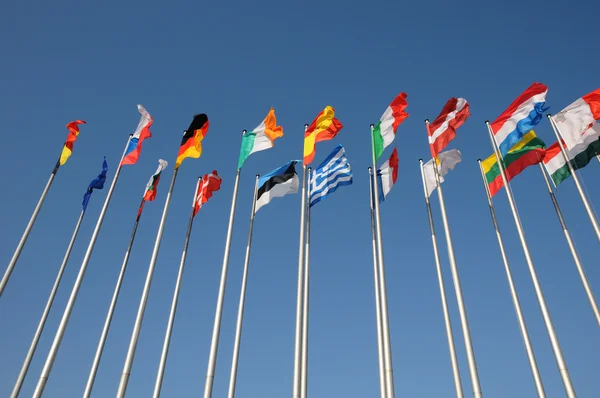 Alsace, drapeaux devant le Parlement européen de Strasbourg — Photo