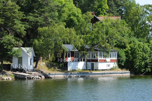 Švédsko, krásného domu na ostrůvku poblíž Stockholmu — Stock fotografie