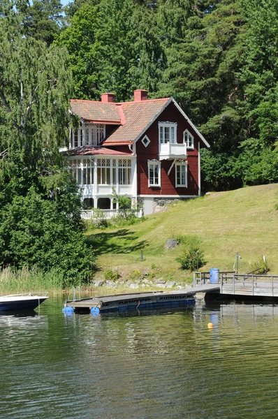 Szwecja, malowniczy Dom na małej wysepce w pobliżu Sztokholmu — Zdjęcie stockowe